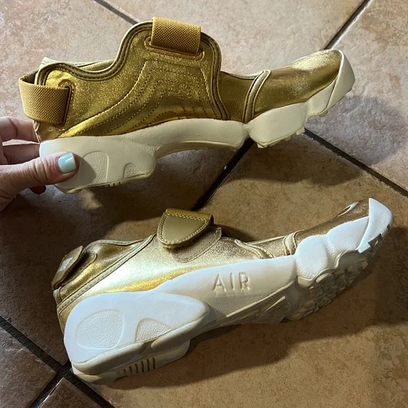 RARE -LIKE NEW Nike Air Rift Metallic Gold Tabis Training Sandal Shoe, Sz 7 - Picture 2 of 10